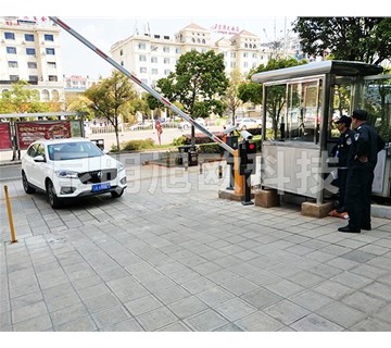 如何應(yīng)對車牌識別系統(tǒng)在惡劣天氣條件下的準(zhǔn)確度問題？昆明旭歐科技教你幾個(gè)優(yōu)化辦法